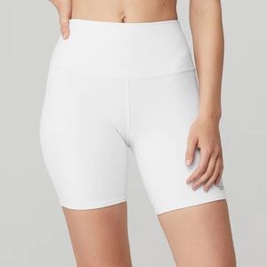 alo yoga 7” white biker shorts - size small